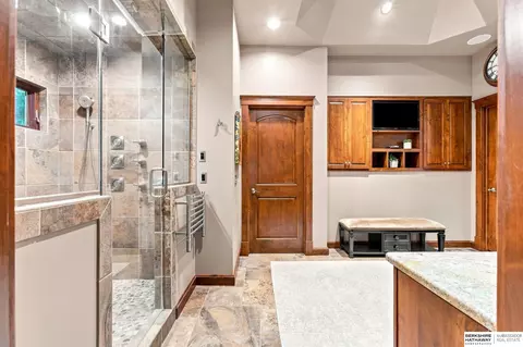 Bath - 20709 Cedar Heights Cir, Springfield, NE 68059 photo 2 of 10
