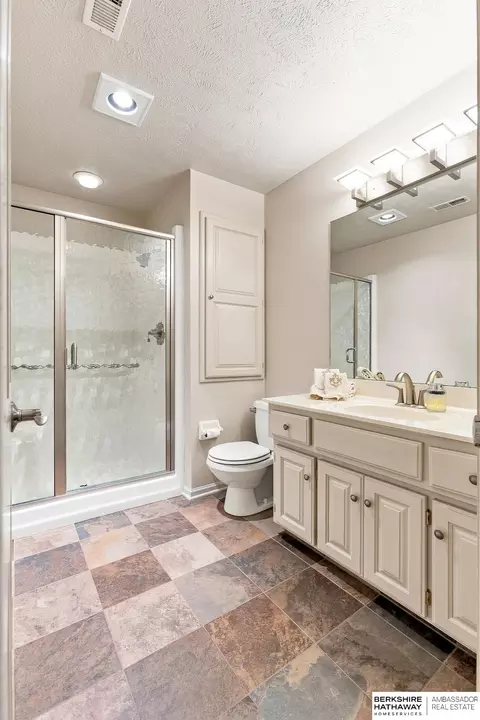 Bath - 20709 Cedar Heights Cir, Springfield, NE 68059 photo 9 of 10