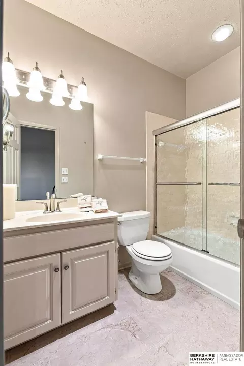 Bath - 20709 Cedar Heights Cir, Springfield, NE 68059 photo 10 of 10