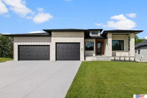 8810 Sandalwood Dr, Lincoln, NE 68520