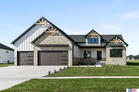 3620 Tree Line Dr, Lincoln, NE 68516
