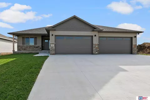 805 Regiment Rd, Lincoln, NE 68527