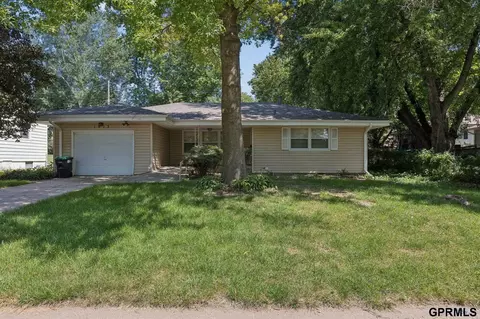1813 Maenner Dr, Omaha, NE 68114
