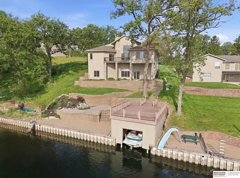 8803 Oakdale Ct, Plattsmouth, NE 68048