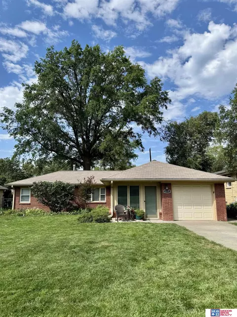 1575 Sunburst Ln, Lincoln, NE 68506