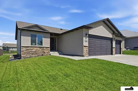 1121 N 99th St, Lincoln, NE 68527