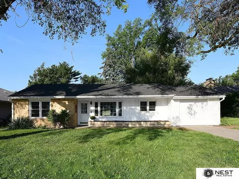 1633 Sunburst Ln, Lincoln, NE 68506