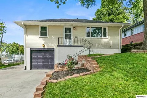 6226 Oak St, Omaha, NE 68106