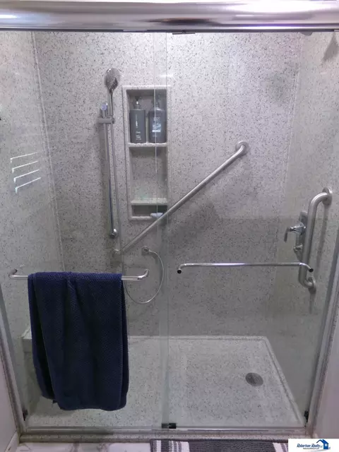 Bath - 1718 Sara Rd, Beatrice, NE 68310 photo 5 of 9