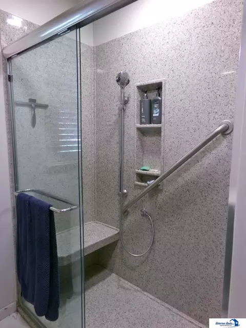 Bath - 1718 Sara Rd, Beatrice, NE 68310 photo 3 of 9
