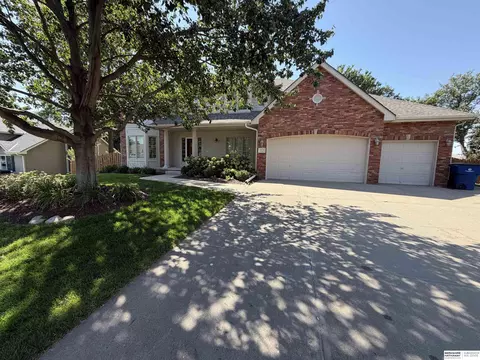 1210 Macarthur Dr, Papillion, NE 68046
