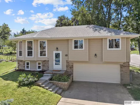 11202 Young Cir, Omaha, NE 68138