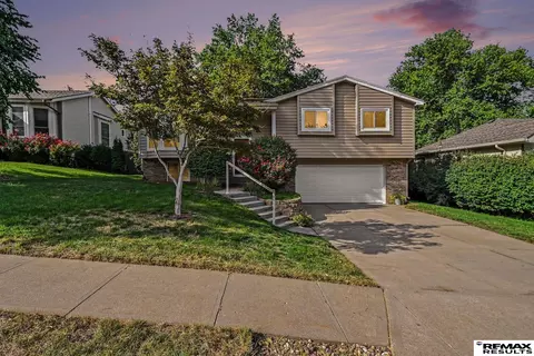 3418 Scott Dr, Bellevue, NE 68123