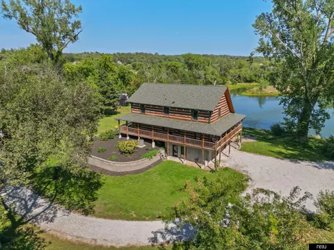 8305 Kauai Dr, Papillion, NE 68046