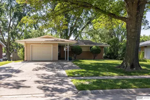 8465 Grand Ave, Omaha, NE 68134