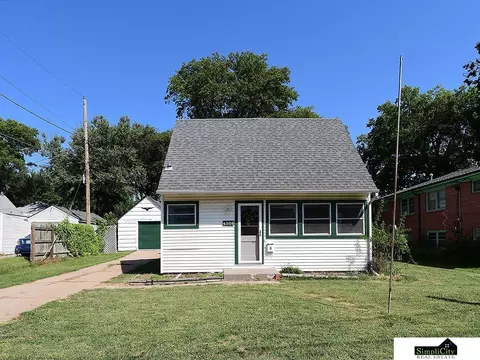 4526 Randolph St, Lincoln, NE 68510