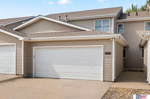 626 Lakeside Dr, Lincoln, NE 68528