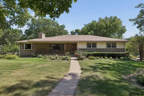 719 Crestridge Rd, Omaha, NE 68154