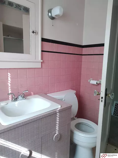 Bath - 1208 Grant St, Beatrice, NE 68310 photo 1 of 3