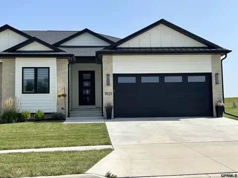 9121 Marbella Dr, Lincoln, NE 68520