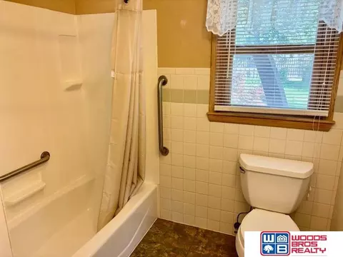 Bath - 334 E Roberts St, Seward, NE 68434 photo 2 of 4
