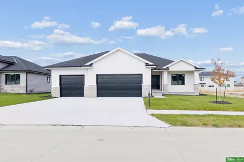 12358 Lake Vista Dr, Papillion, NE 68046