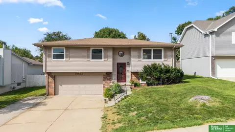 10632 Hartman Ave, Omaha, NE 68134