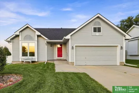 713 Diamond Ln, Papillion, NE 68133