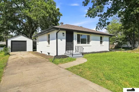5042 Holdrege St, Lincoln, NE 68504