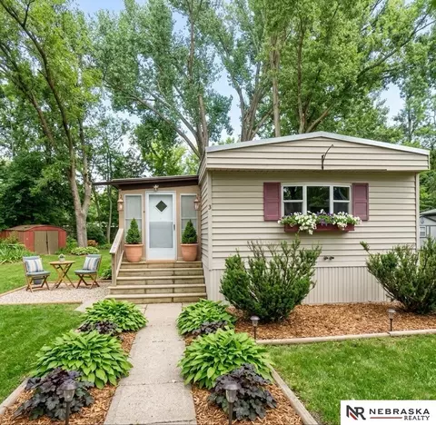 7811 N 101 Plz, Omaha, NE 68122