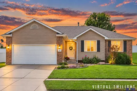 8801 Broken Spoke Dr, Lincoln, NE 68507