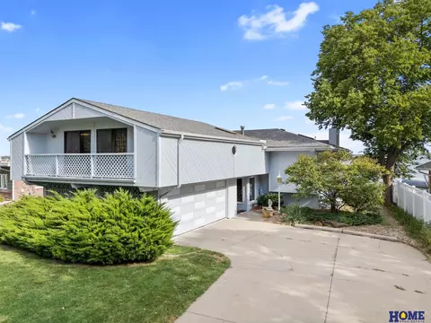 1800 Surfside Dr, Lincoln, NE 68528