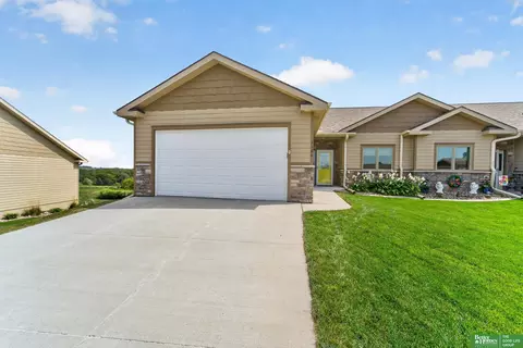 1166 Prairie Hill Cir, Louisville, NE 68037