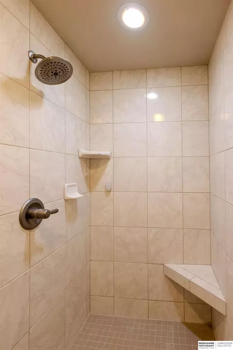 Bath - 20919 Poppleton Cir, Elkhorn, NE 68022 photo 2 of 5