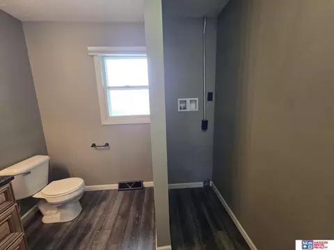 Bath - 206 Cedar St, Beatrice, NE 68310 photo 2 of 2