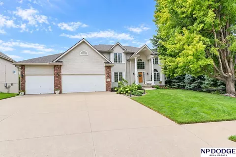 9235 Bayberry Rd, La Vista, NE 68128