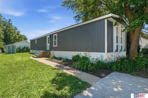 3724 NW Darkwood Ct, Lincoln, NE 68521