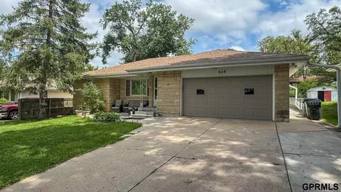 828 Northborough Ln, Lincoln, NE 68505
