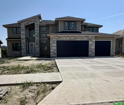 5831 N 214th Avenue Cir, Elkhorn, NE 68022