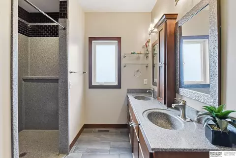 Bath - 128 E Sloup Dr, Wahoo, NE 68066 photo 2 of 5