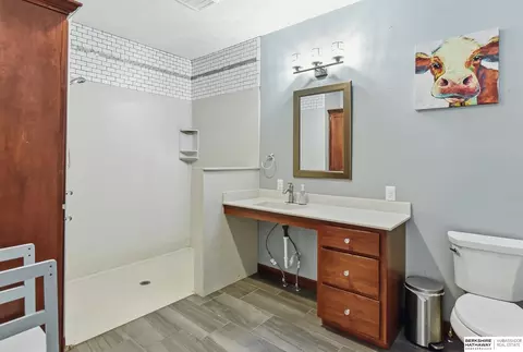Bath - 128 E Sloup Dr, Wahoo, NE 68066 photo 4 of 5