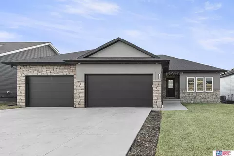 9028 Trader Dr, Lincoln, NE 68507