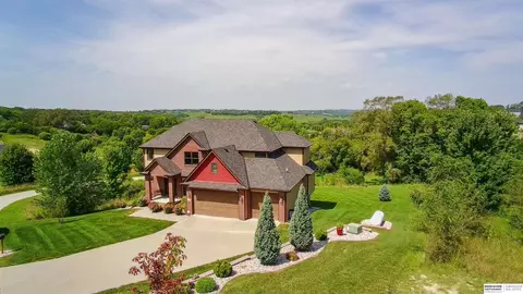 5705 Glen Oaks Dr, Fort Calhoun, NE 68023