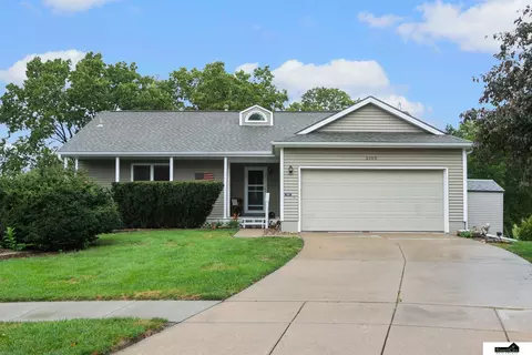 5100 Rosebriar Ct, Lincoln, NE 68516