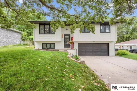 5615 Hallcliffe Ct, Lincoln, NE 68516