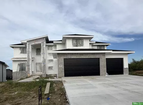 5614 N 213th St, Elkhorn, NE 68022