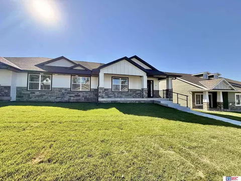 1141 Ironwood Dr, Seward, NE 68434