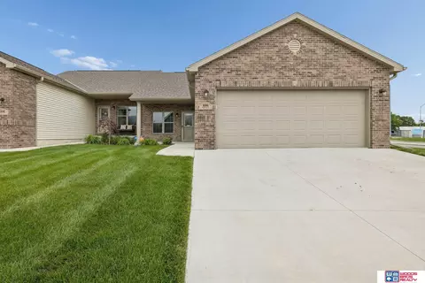 8190 Regent Dr, Lincoln, NE 68507