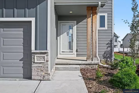 Exterior - 17604 Willit St, Bennington, NE 68007 photo 2 of 5