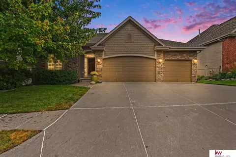 17219 Howard Plz, Omaha, NE 68118